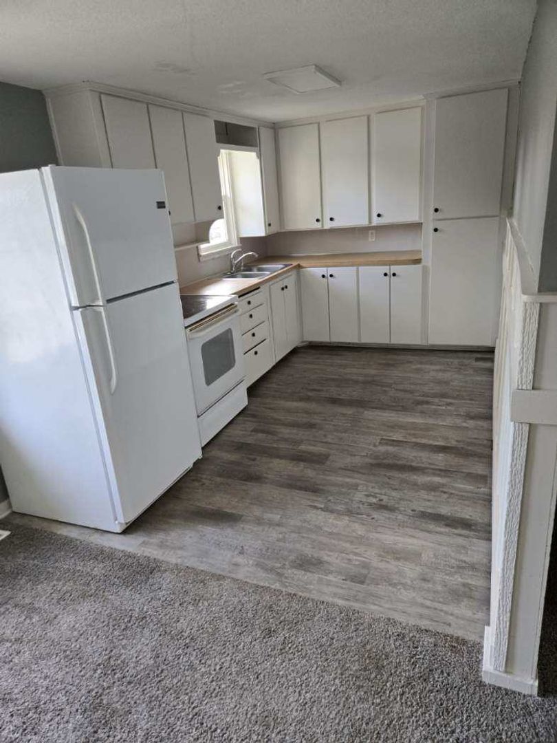 Hutchinson Apartment: College Ave NE