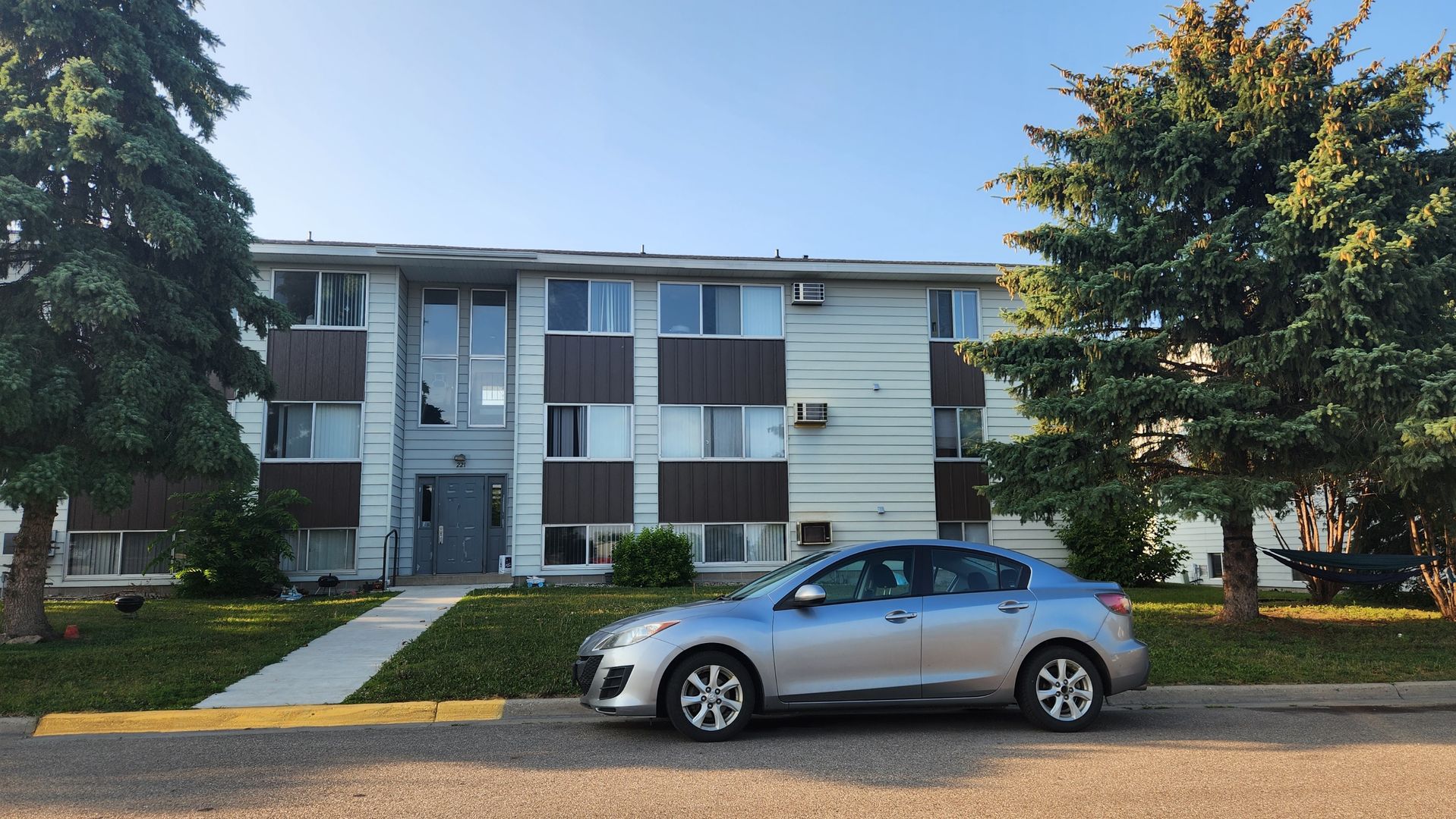 Hutchinson Apartment: 221-231 Freemont Ave SE