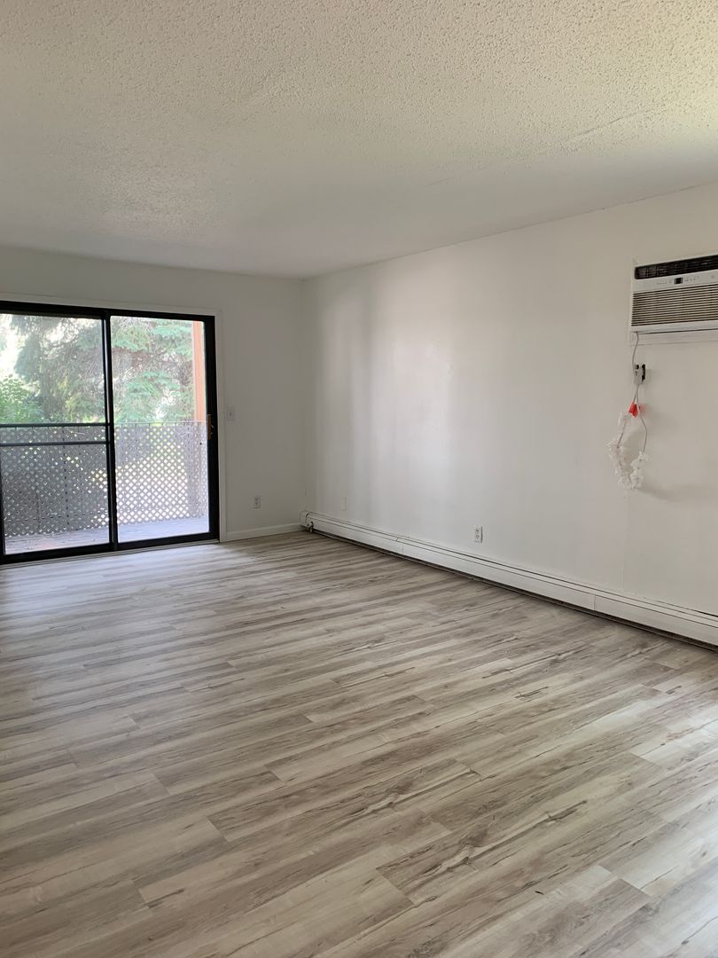 Hutchinson Apartment: 987 & 991 Echo Dr SE