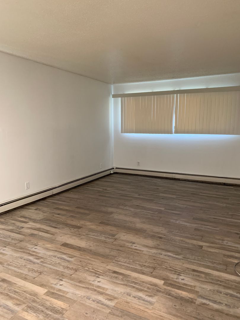 Hutchinson Apartment: 987 & 991 Echo Dr SE