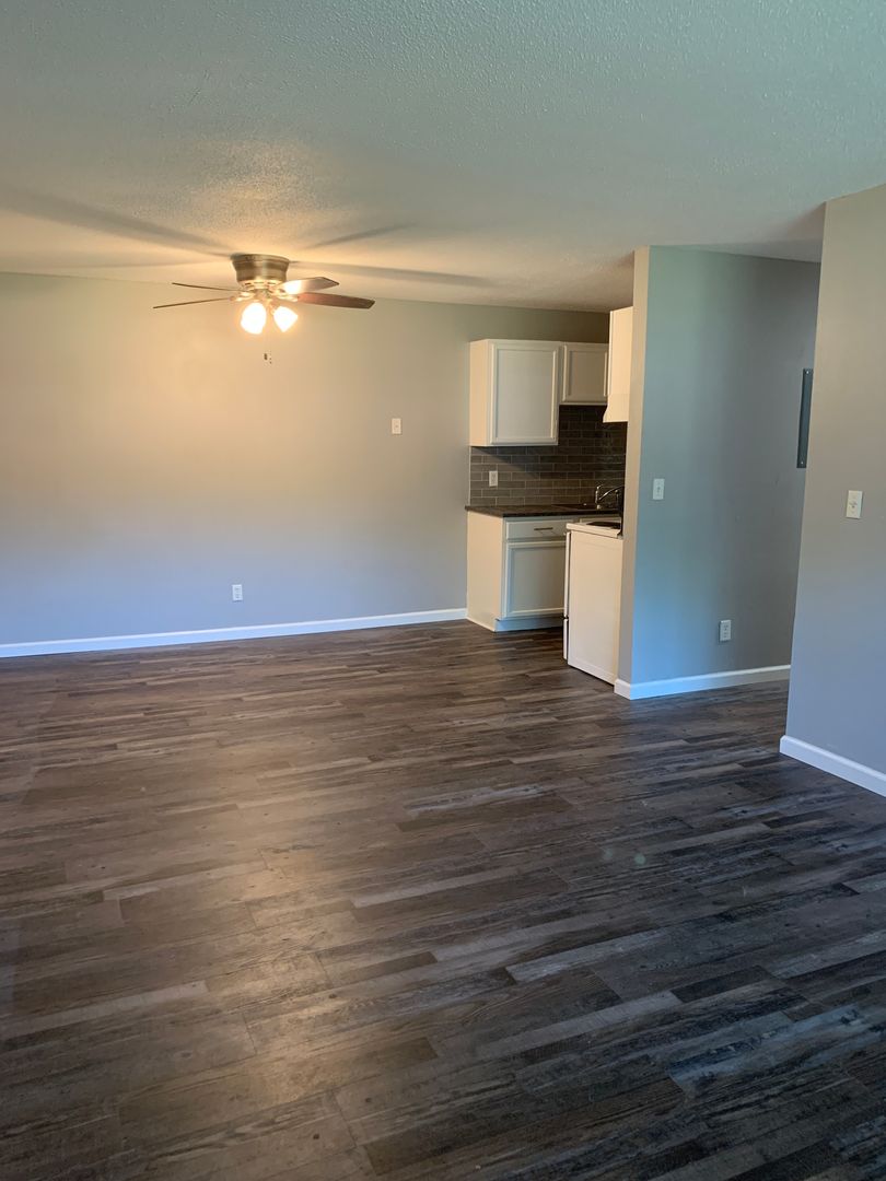 Hutchinson Apartment: 987 & 991 Echo Dr SE