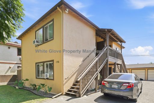 Fullerton 1 Bedroom Upstairs Apartment with Garage – photo 1