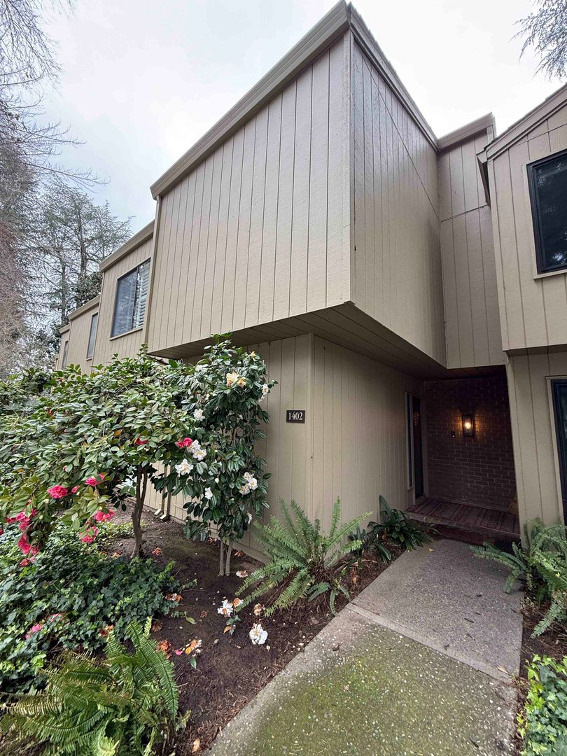 Sacramento House: 1402 Commons Dr