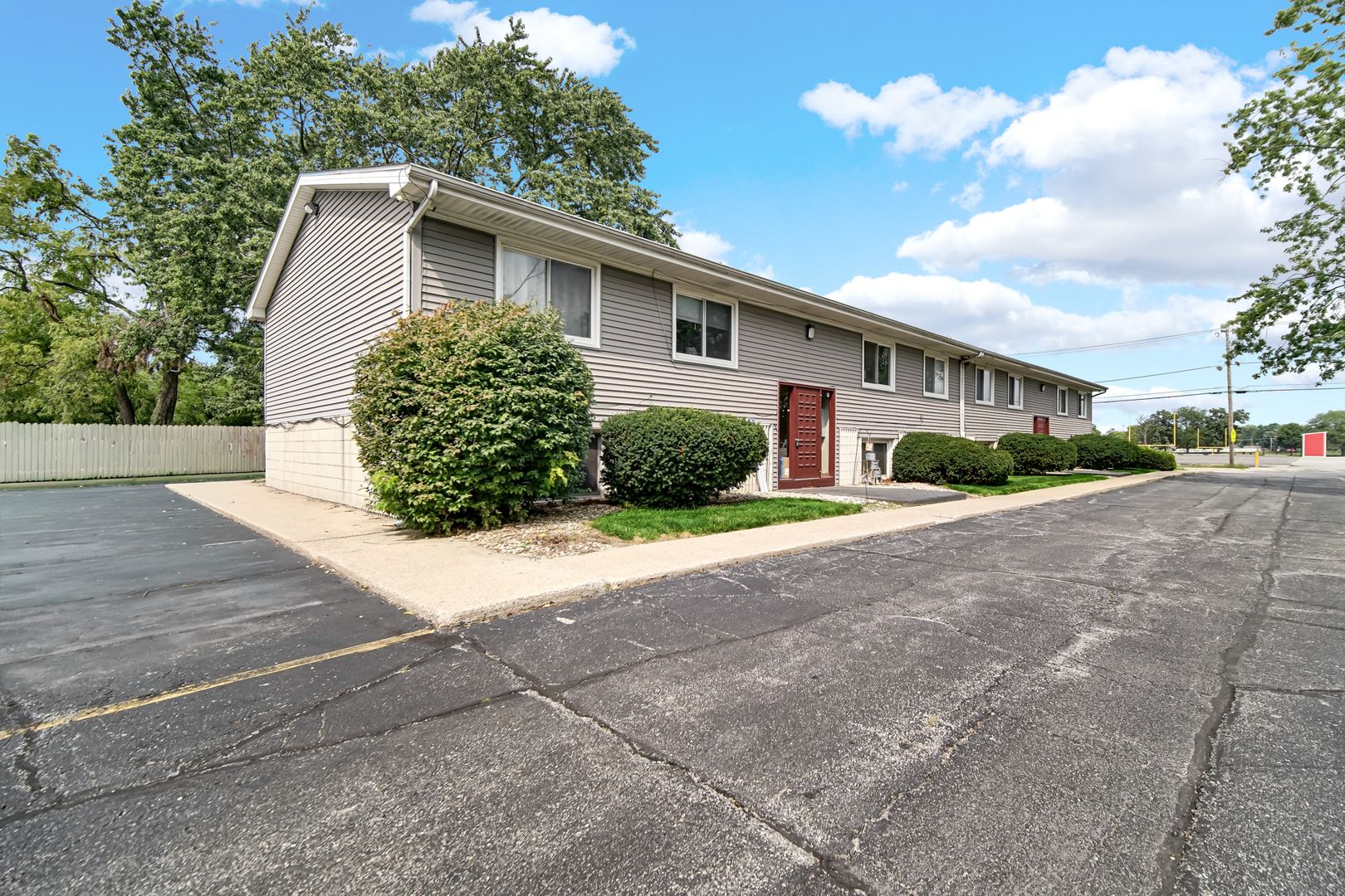 Crown Point Apartment: 323 W Walnut St