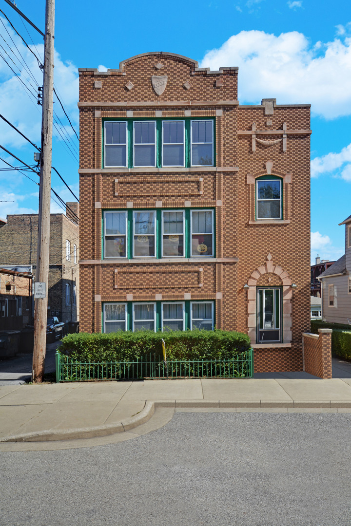 Whiting Apartment: 1913 Clark st