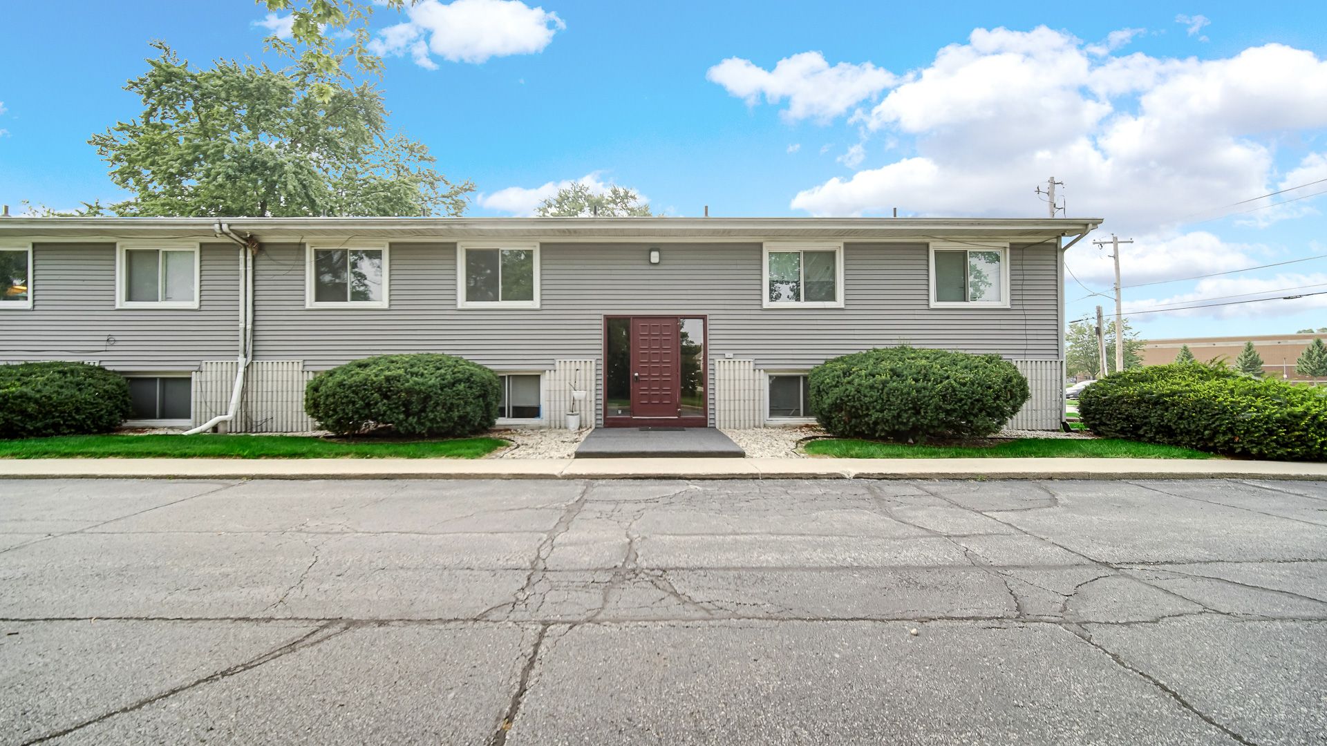 Crown Point Apartment: 323 W Walnut St