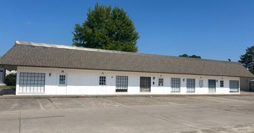 CORNER SQUARE, 3402G Jackson Street