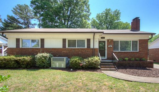 Spacious 3-Bedroom Home with Large Yard Near Uptown – photo 1