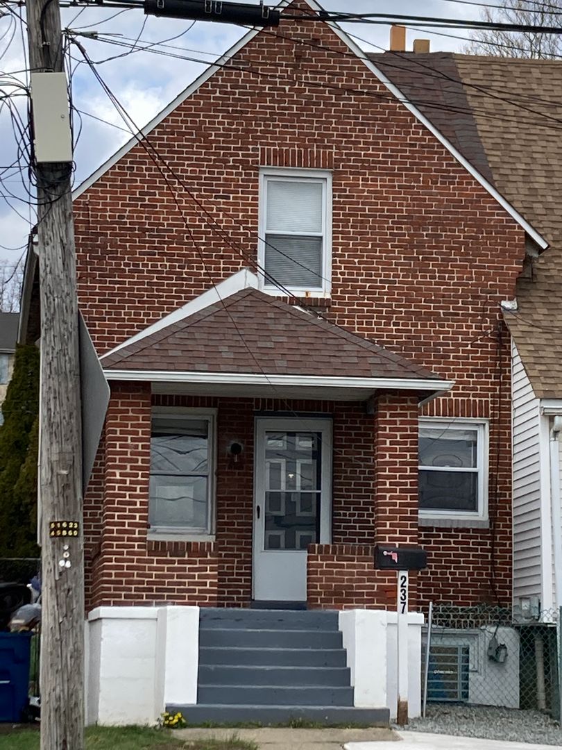 Claymont House: 237 Ridge Road