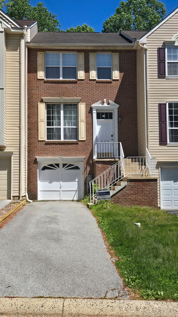 Wilmington House: 424 Woodstock Ln