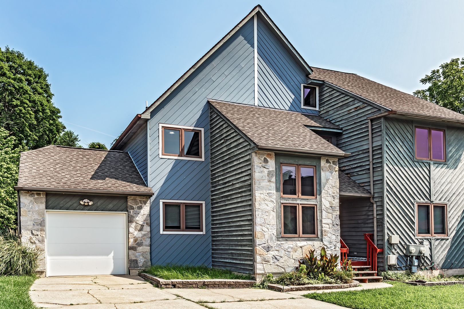 Newark House: 33 Foxtail Ct