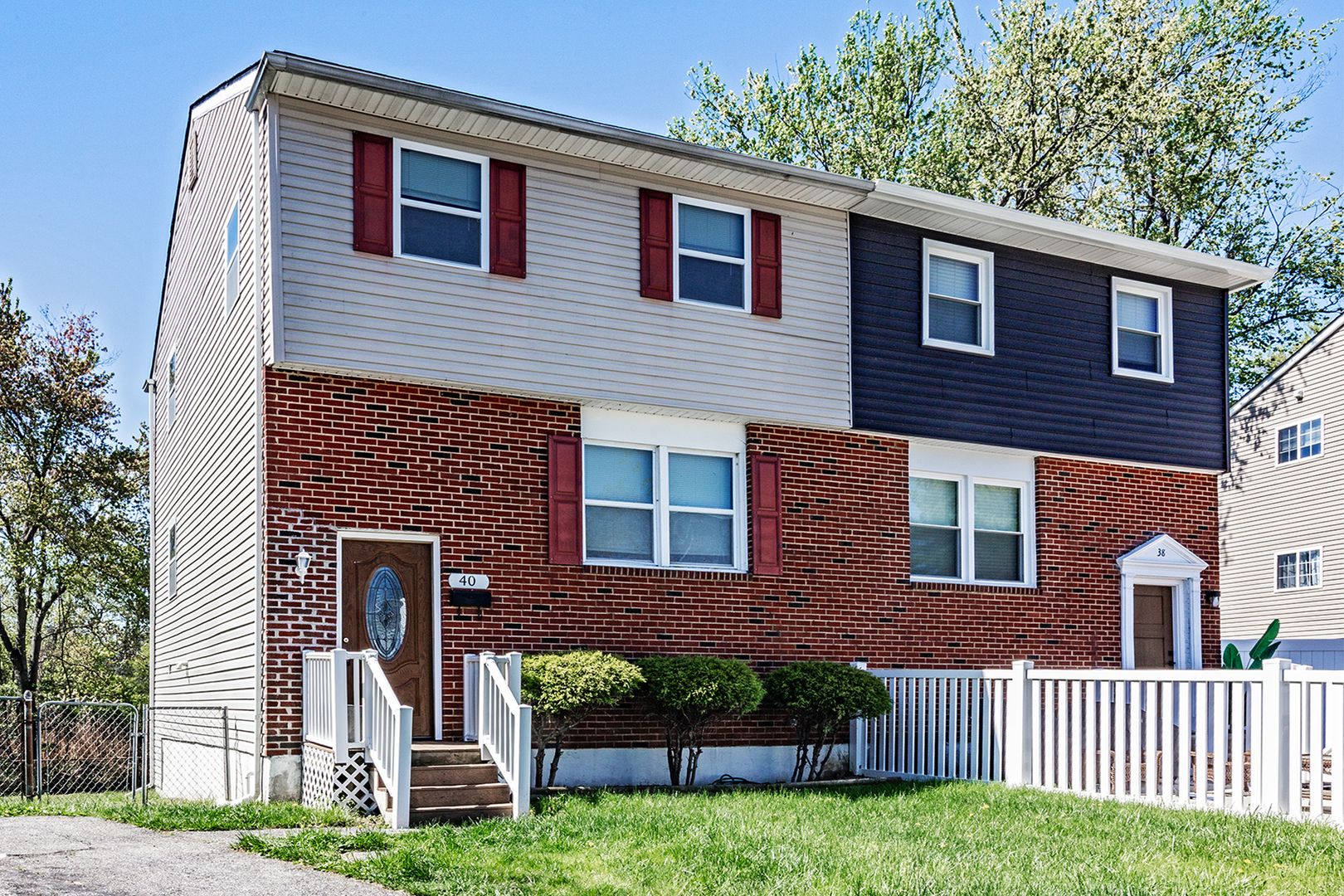 New Castle House: 40 Booker Circle