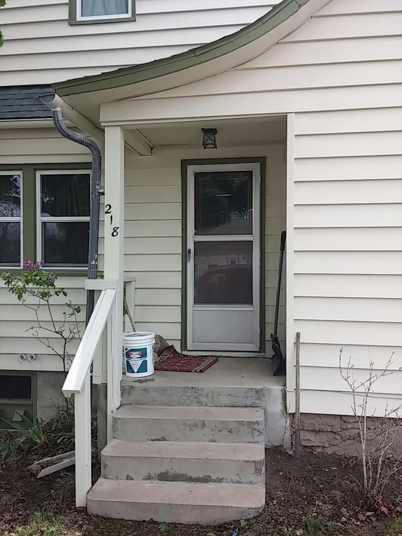 Rawlins Apartment: 218 1st St.