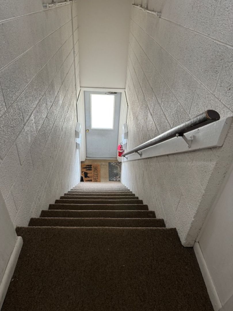 Rawlins Apartment: 218 W Walnut