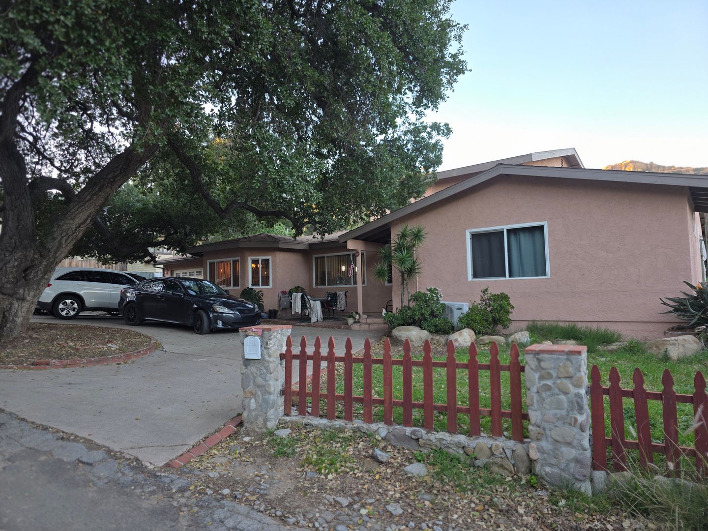 Chatsworth House: 23247 Raymond Street