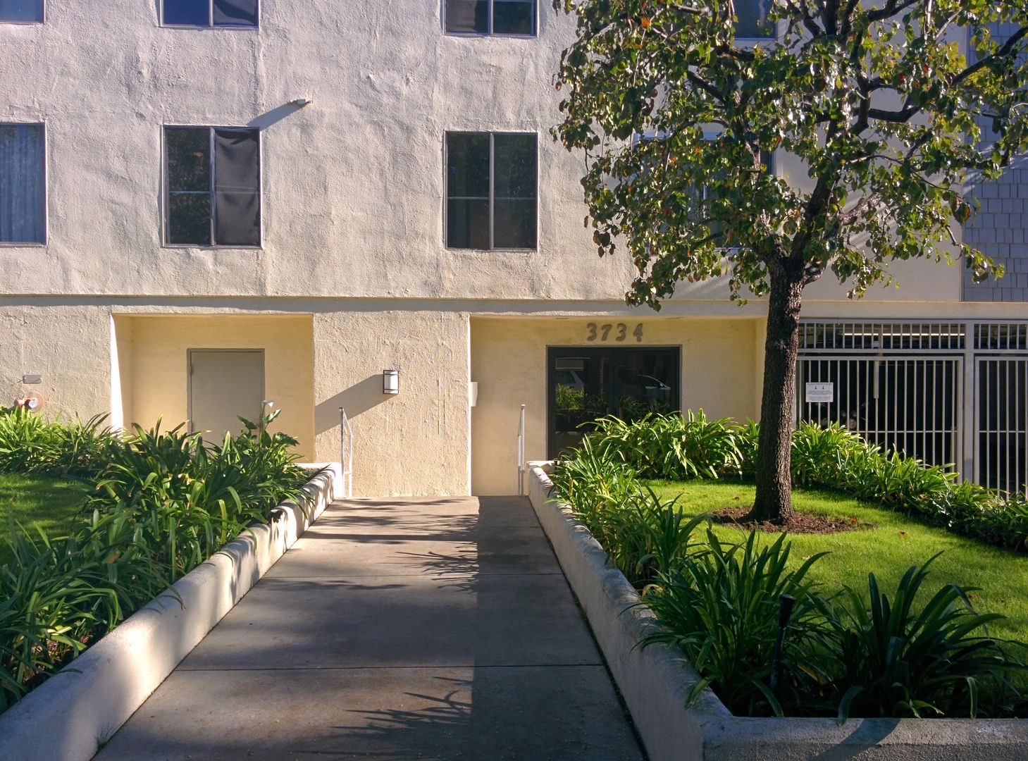 Los Angeles Apartment: 3734 S Canfield Avenue #111