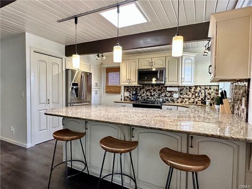 Fully furnished mid-century modern oasis located less than a mile – photo 1