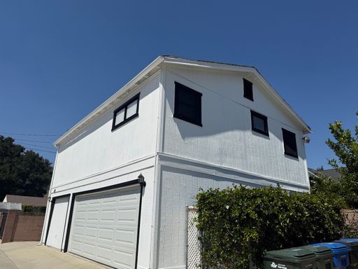 Large renovated Stand alone one bedroom above garage