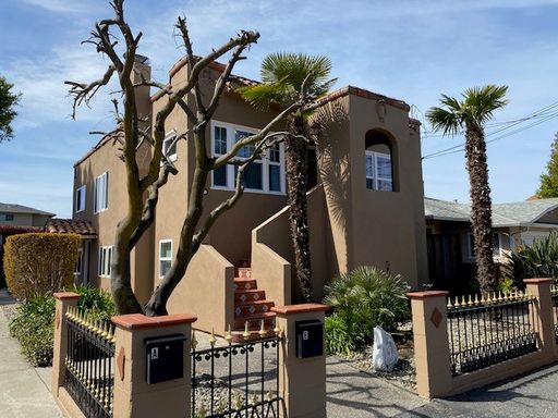 Upstairs duplex with private yard – photo 1