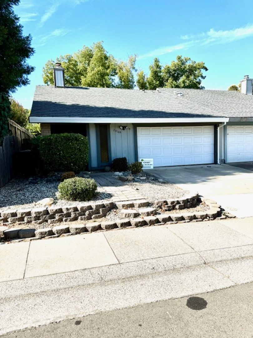 Roseville Townhome: 2010A Inglis Way