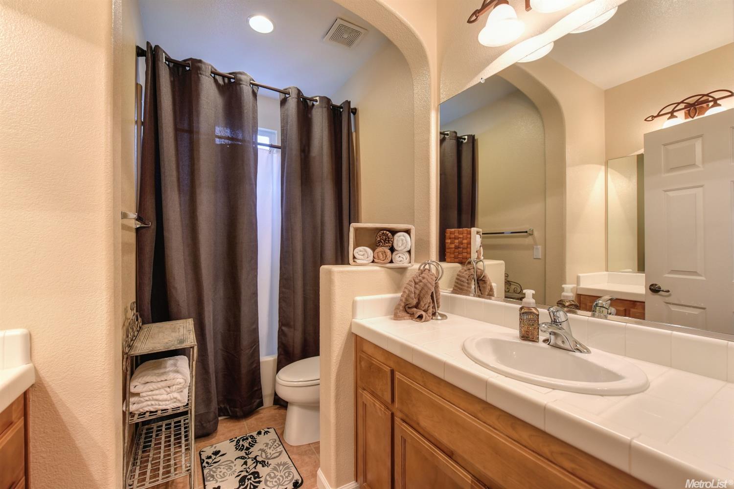 Roseville House: 7147 Claremont Circle