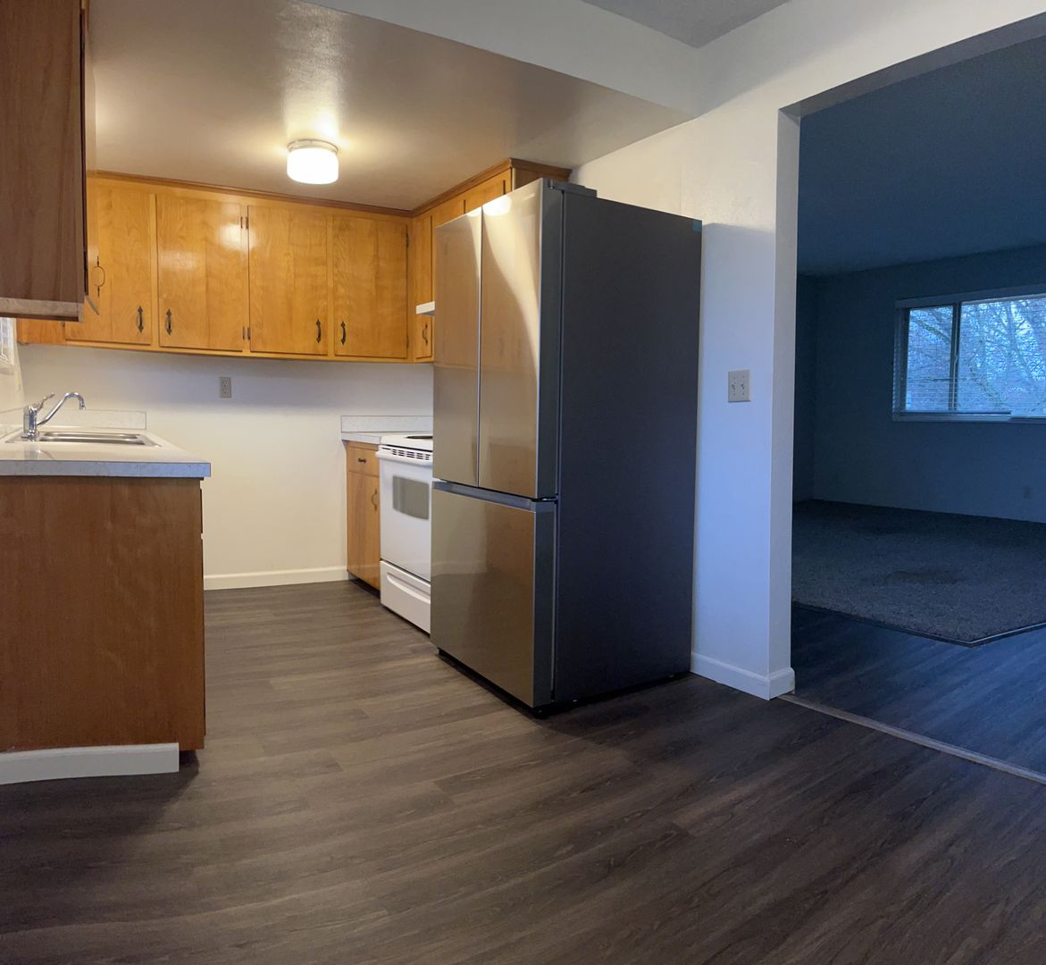 Junction City Apartment: 300 E 6th Ave