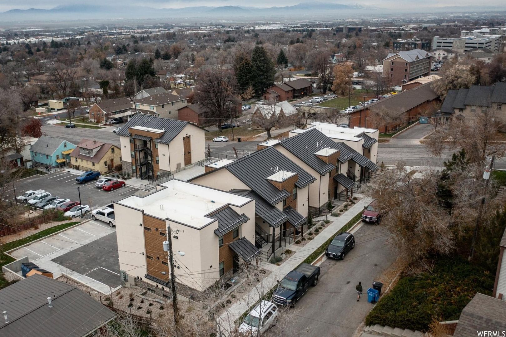 Modern 3 BR/2 BA 1010 sq ft apartment 4 of 12