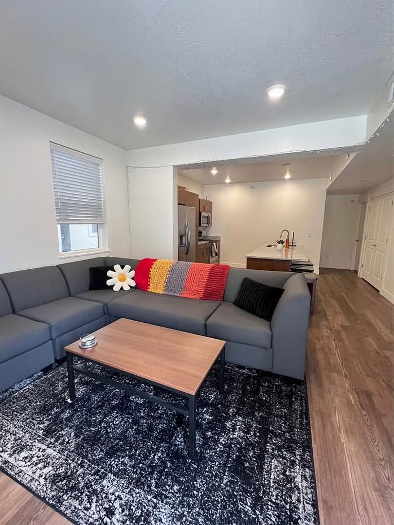 Modern 3 BR/2 BA 1010 sq ft apartment 11 of 12
