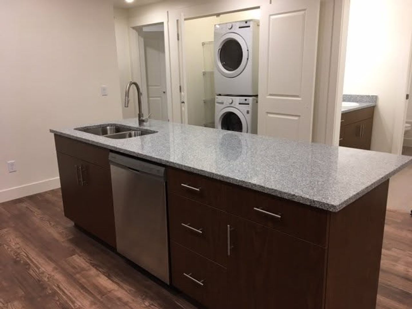 Modern 3 BR/2 BA 1010 sq ft apartment 8 of 12