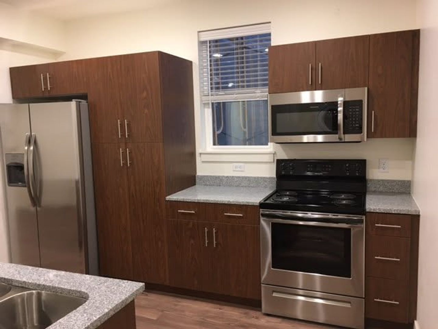 Modern 3 BR/2 BA 1010 sq ft apartment 6 of 12