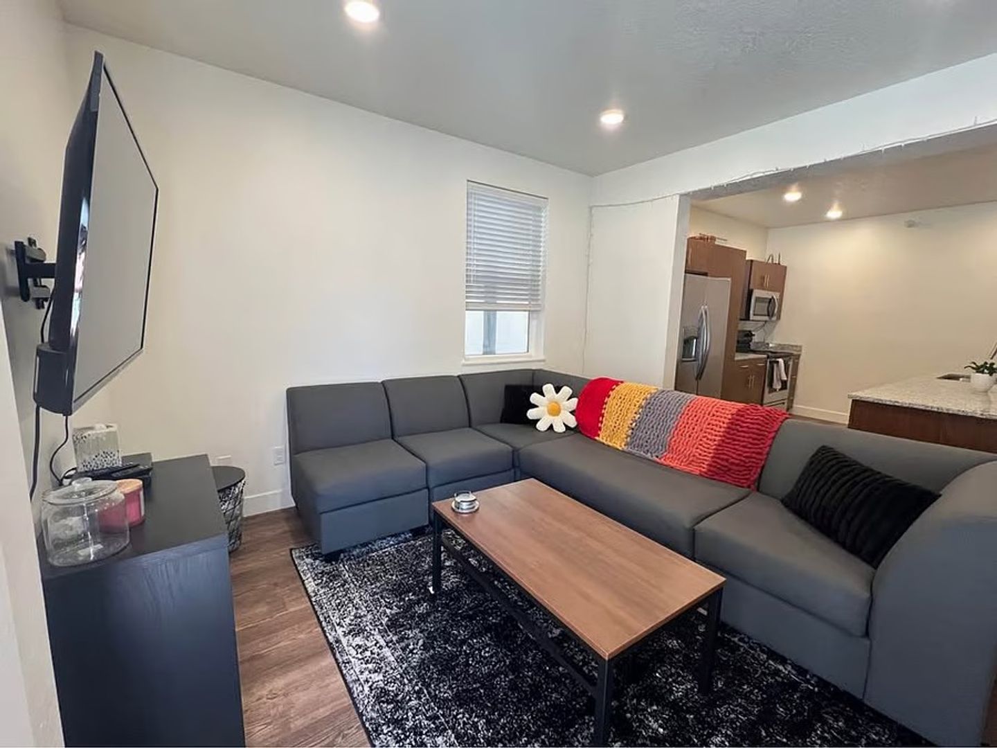 Modern 3 BR/2 BA 1010 sq ft apartment 10 of 12