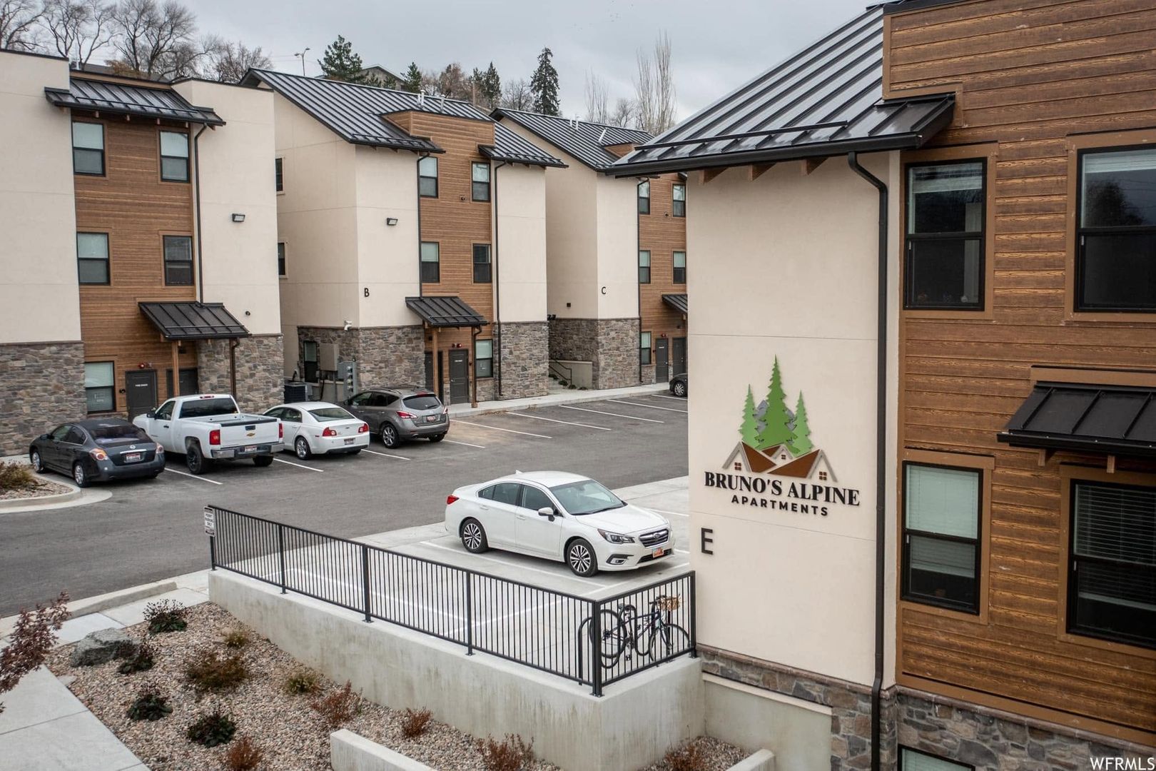 Modern 3 BR/2 BA 1010 sq ft apartment 2 of 12