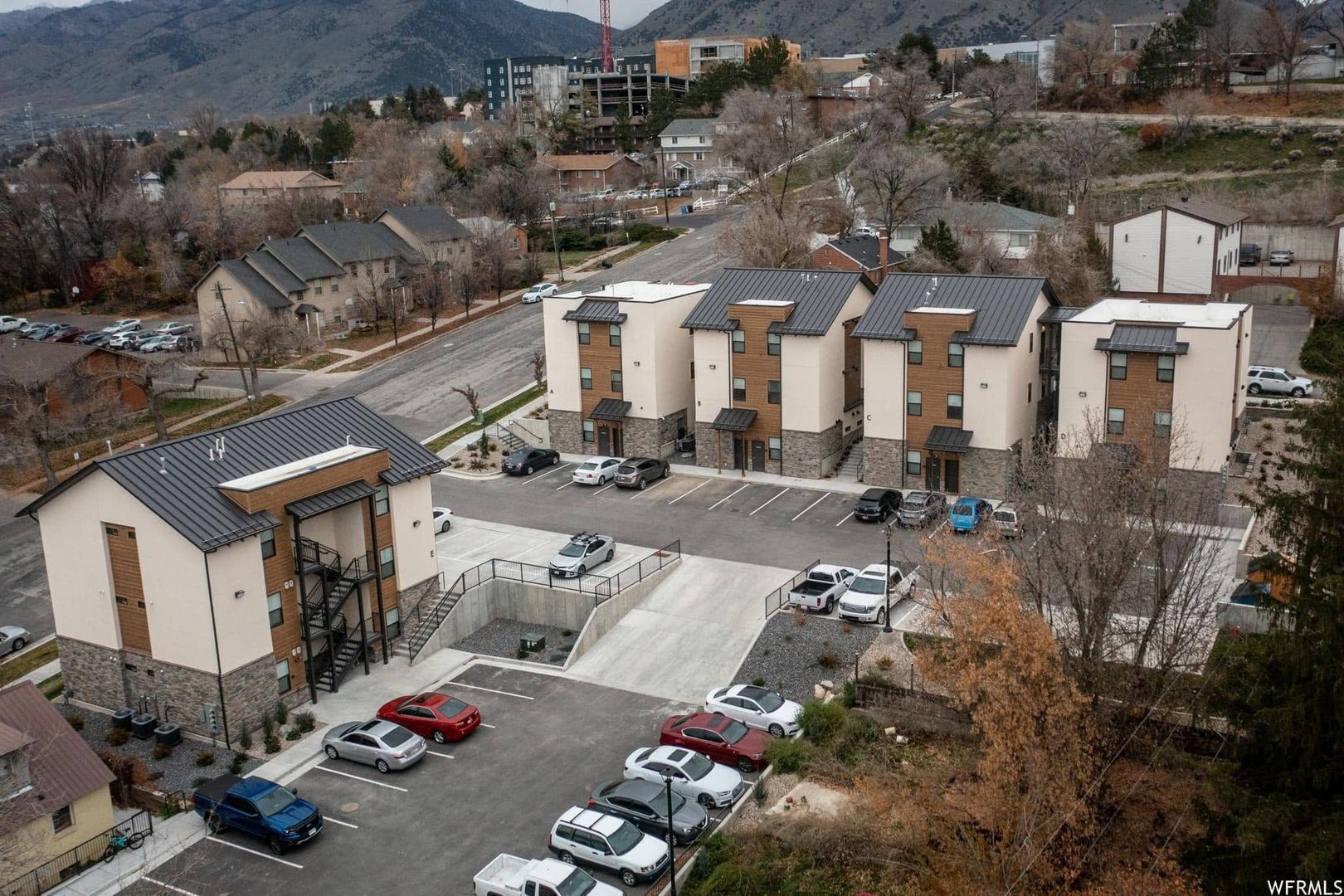Modern 3 BR/2 BA 1010 sq ft apartment 5 of 12