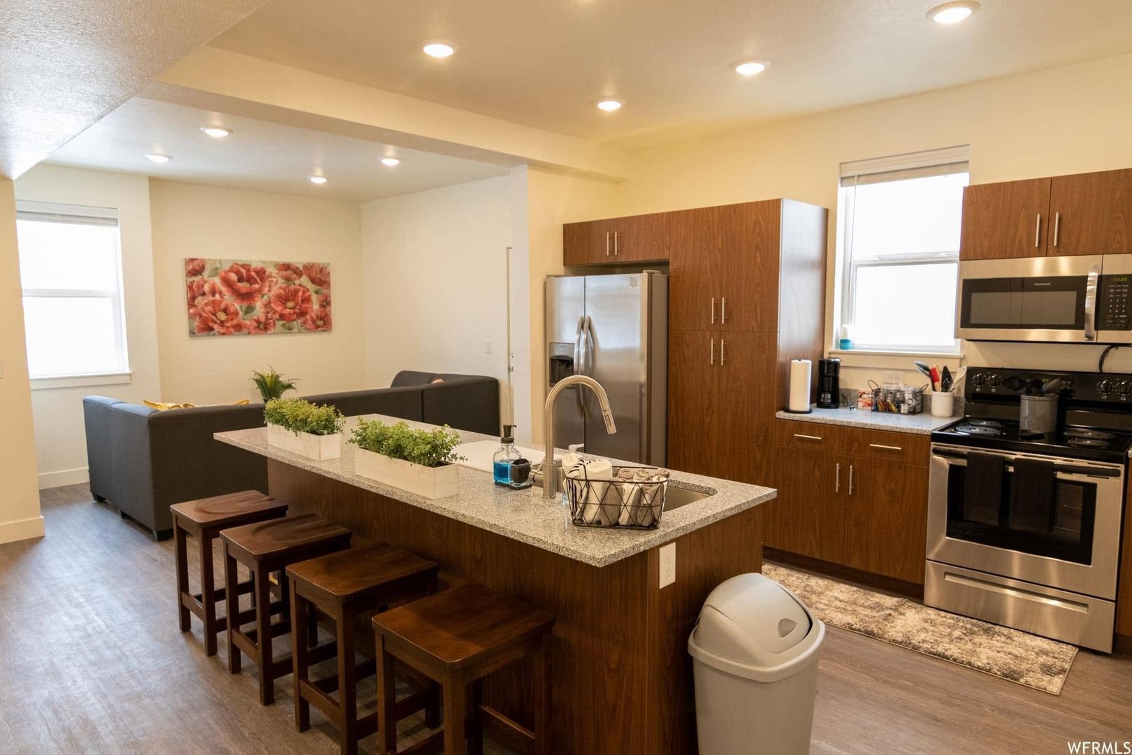 Modern 3 BR/2 BA 1010 sq ft apartment 1 of 12