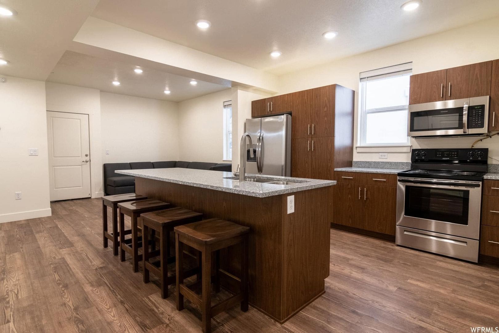 Modern 3 BR/2 BA 1010 sq ft apartment 7 of 12