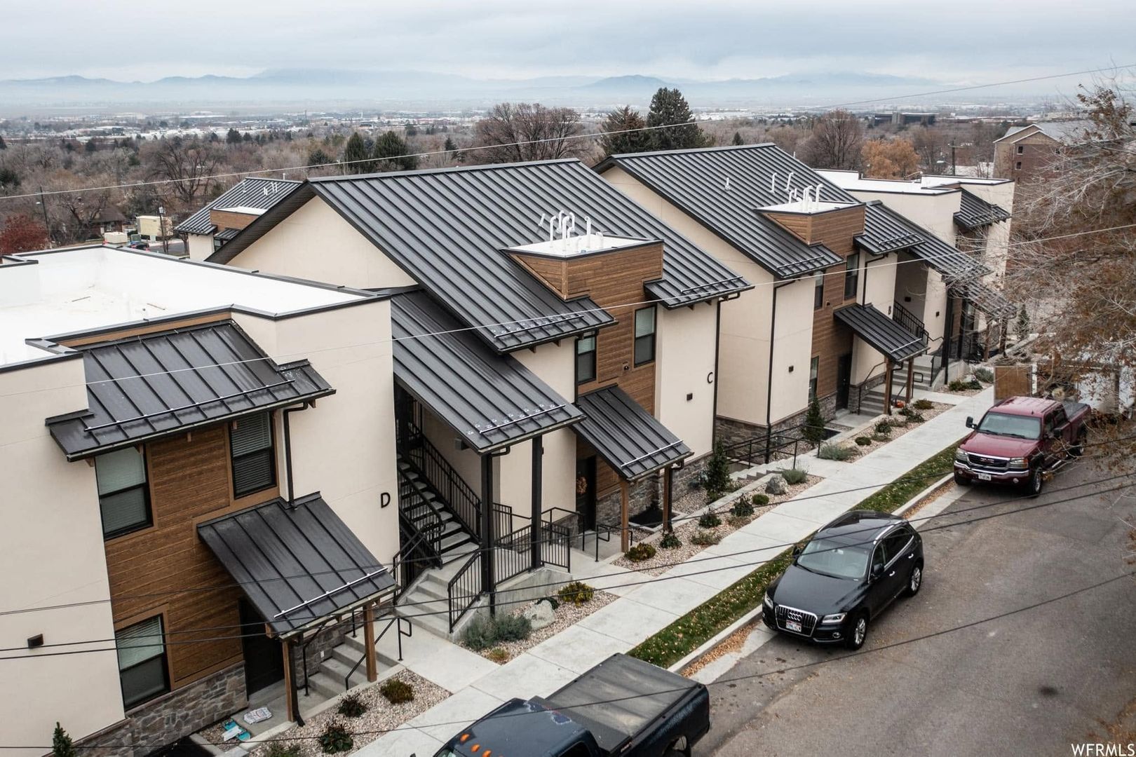 Modern 3 BR/2 BA 1010 sq ft apartment 3 of 12
