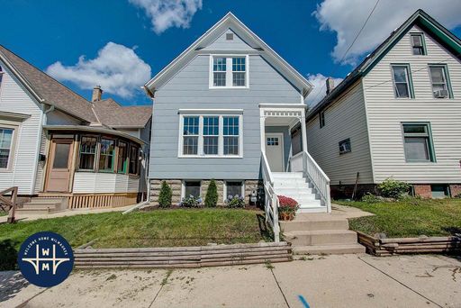 Beautiful 3 Bed, 2.5 Bath Home with Fenced Yard Near UWM! – photo 1
