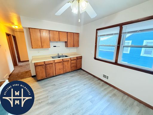 Spacious 3-Bedroom, 1-Bathroom Upper Unit in Milwaukee! – photo 1