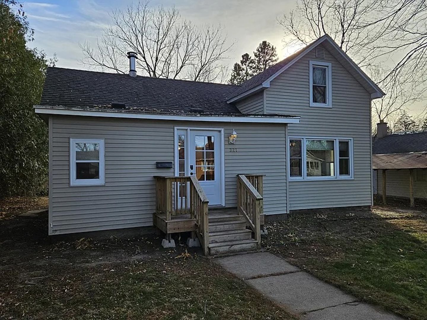 Port Edwards House: 321 Island Avenue