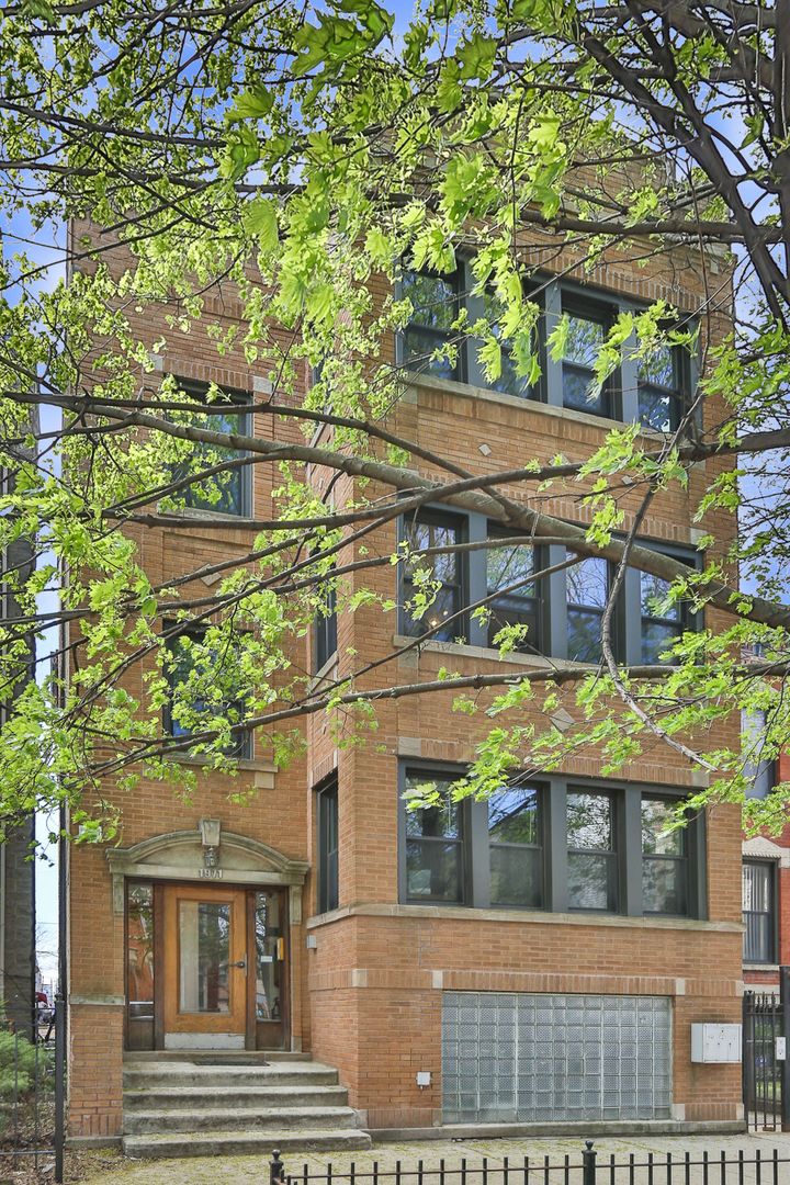 Chicago Apartment: 1971 W. Evergreen