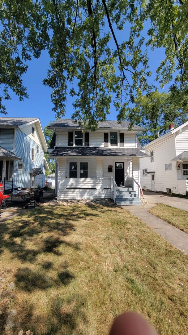 3BR/1BA House with 2-Car Garage – $1,395 – 1570 W Wayne St