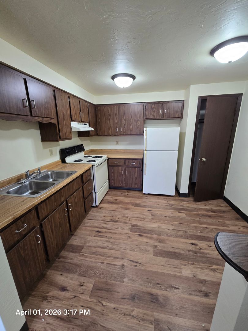 Green Bay Apartment: 1398 Kingston Terrace