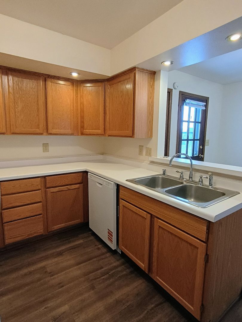 Brookfield Apartment: 1345 Dover Place