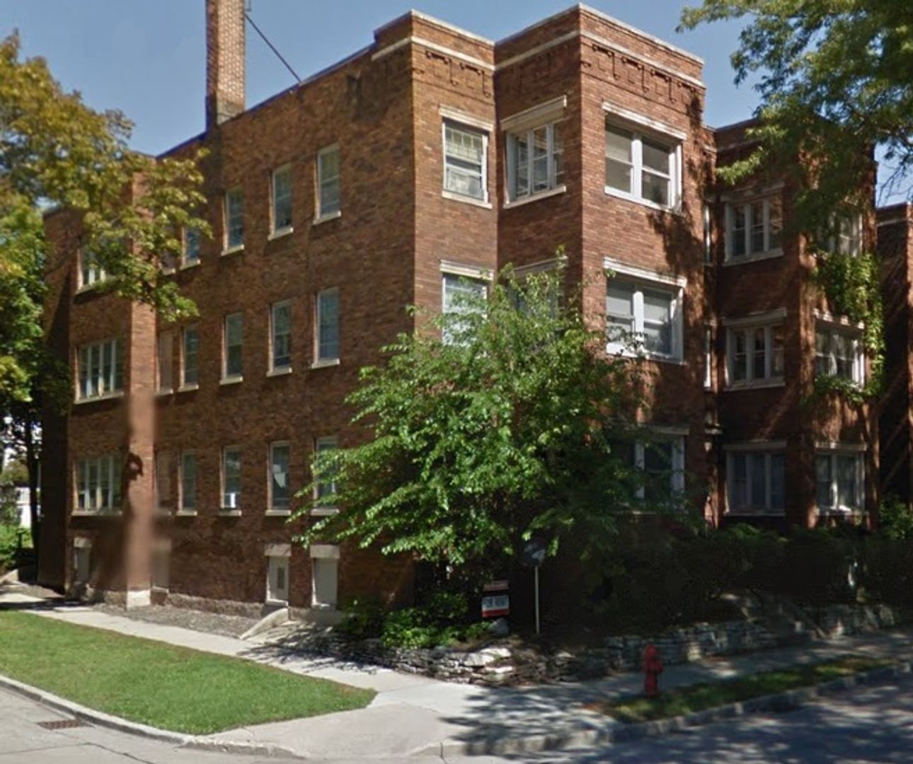 Milwaukee Apartment: 1902 E Linnwood Ave