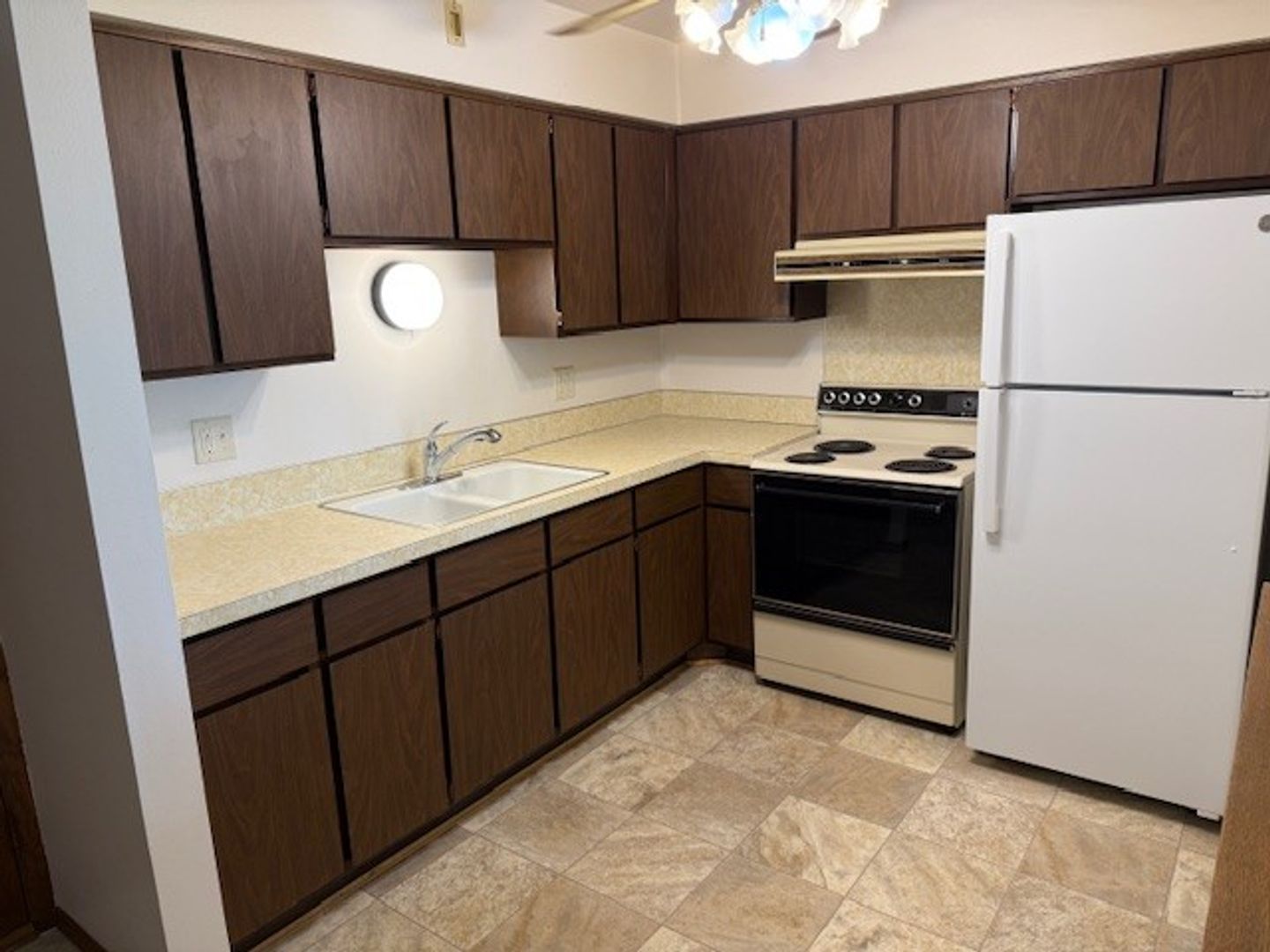 New Holstein Apartment: 1709 Jefferson St