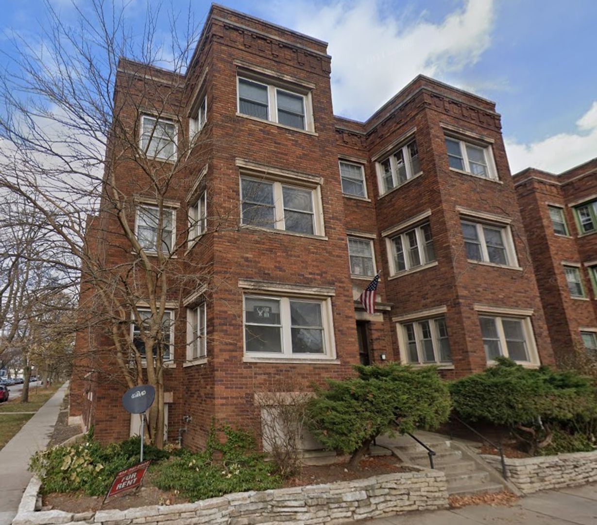 Milwaukee Apartment: 1902 E Linnwood Ave