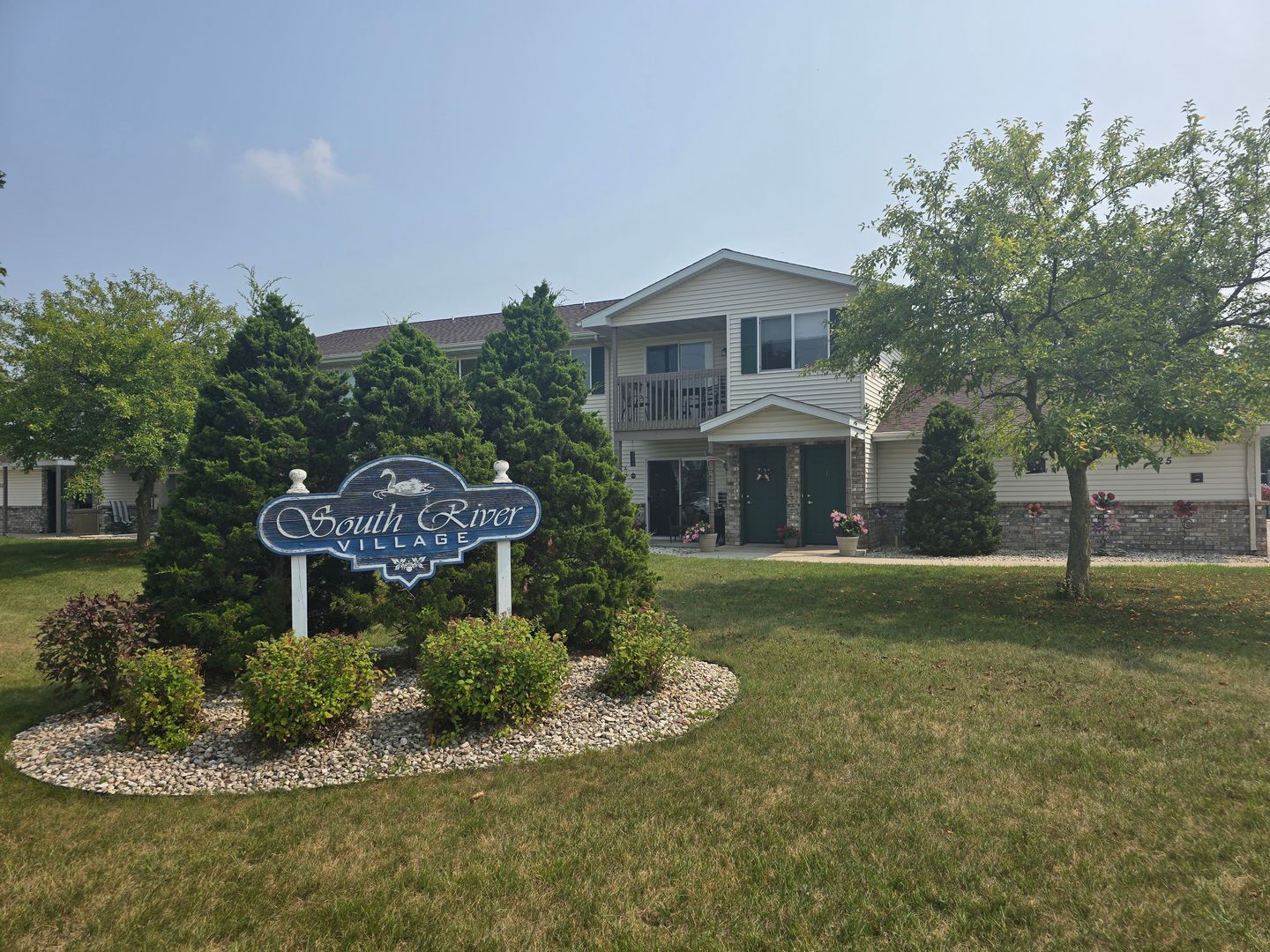Plymouth Apartment: 225 S River Blvd