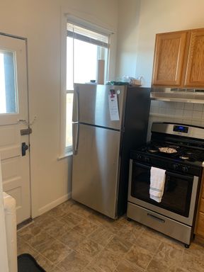 @@@@ FIRST MONTH'S RENT FREE! Spacious Top-Floor 3BR+D w/ 2 Balconies! av ASAP or 9/1 – photo 1