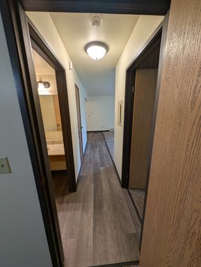 Convenient Lower 2 Bedroom Apartment – photo 1