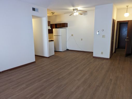 @@@ Spacious Top-Floor 2BR w/ new LVP flooring, Heat Incl, av 9/1 – photo 1